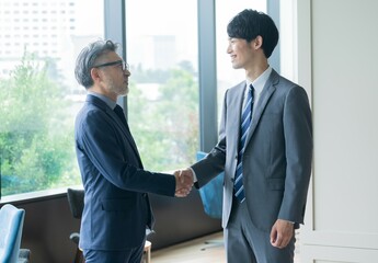 握手をする日本人男性二人