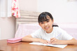 © tatsushi - 子供部屋で勉強をする小学生の女の子
