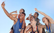 © Jade Maas/peopleimages.com - Group of diverse olympic athletes taking a selfie while having fun and showing hand gestures. Happy and cheerful runners taking a photo together. Young male sprinter taking a picture with athletes