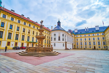 Canvas Print - The Kohl's Fountain and Holy Cross Chapel in Second Courtyard of Prague Castle, Czech Republic