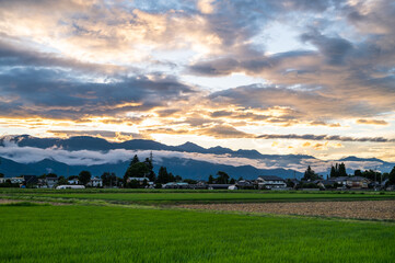 Poster - 夕暮れに雲がかかる山岳風景