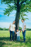 Fototapeta Nowy Jork - 木の下で並ぶ親子3人 
