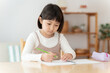 © taka - リビングで勉強をする女の子