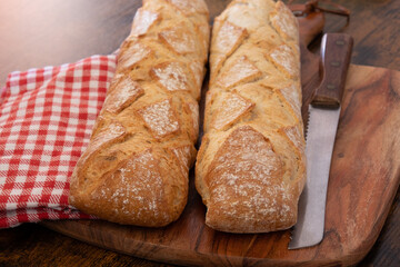 Sticker - baguettes de pain en gros plan sur une planche à découper