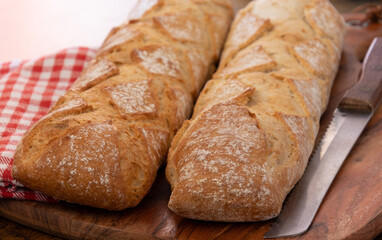 Sticker - baguettes de pain en gros plan sur une planche à découper