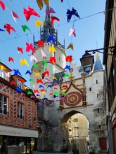 Au XVème Siècle Le Comte D'Auxerre Accorda à La Ville Le Droit De Posséder Une Horloge Et Un Beffroi. La Tour Fut Construite Sur Une Ancienne Porte Gallo-romaine. L'horloge Fut Installée En 1483. 