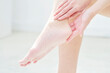 © siro46 - リビングで踵のケアをする女性　顔無し