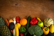  ensemble de fruits et légumes bons pour la santé et pour perdre du poids en ayant une alimentation saine. Ils sont posés sur une table. Place disponible pour placer du texte.