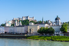 Blick Auf Festung Salzburg über Die Salzach