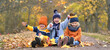 lachende Kinder im Herbst