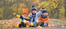 Lachende Kinder Im Herbst