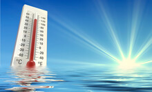 Hitzewelle Im Sommer - Thermometer Bei Sonnenschein Im Wasser