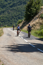 Trois Cyclistes à VTT Descendant Un Col