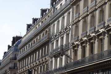 Poster - Facade of a classic building in Paris