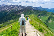 Urlaub im Kleinwalsertal, Österreich: Wanderung einer Frau und Mann in der Nähe von Riezlern auf dem Grat zum Fellhorn - Weitwinkel Panoramablick