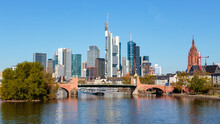 Frankfurt Am Main, Blick Auf Die Skyline Von Der Ignatz-Bubis-Brücke, 18.04.2022.