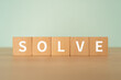 解決・解答のイメージ｜「SOLVE」と書かれたブロック
