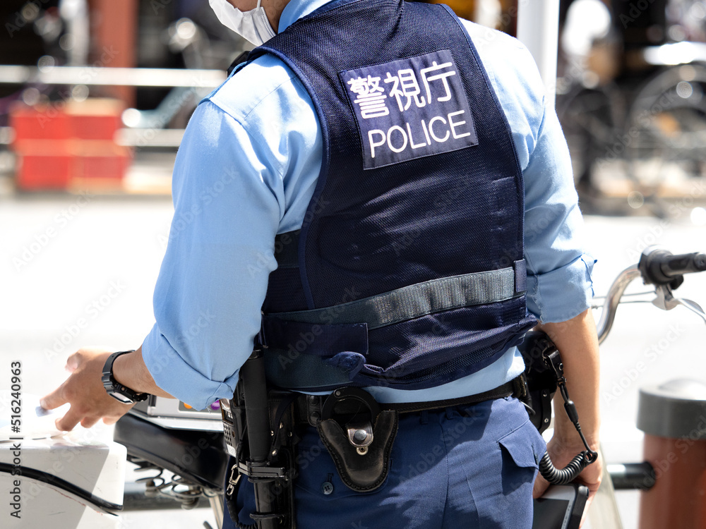 街中に立つ警察官。2022年7月、東京都台東区にて撮影。 Stock Photo