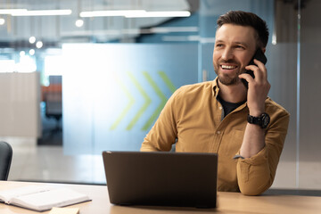 Aufkleber - Successful Business Guy Talking On Mobile Phone Sitting At Workplace