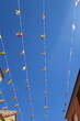 Petits drapeaux de fête dans le ciel bleu. Espagne.