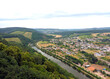  Blick über das Saartal, die Saar und den Ort Serrig von einem Aussichtspunkt bei Kastel-Staadt im Landkreis Trier-Saarburg.
