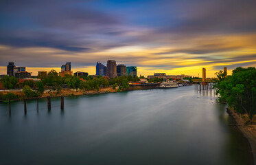 Fototapete - Sunset above Sacramento skyline, Sacramento River and Tower Bridge in California