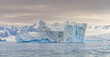 antarktische Eisberg Landschaft bei Portal Point welches am Zugang zu Charlotte Bay auf der Reclus Halbinsel, an der Westküste von Graham Land liegt.