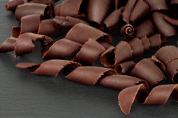 Aufkleber - Scattered Chocolate Curls on black background