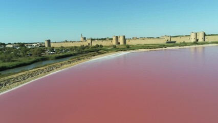 Wall Mural - Etang d'eau salée rose devant la forteresse de Aigues-Mortes, vue aérienne, Occitanie