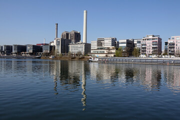 Poster - Frachtschiff am Heizkraftwerk in Frankfurt