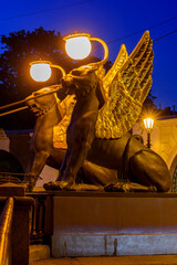 Canvas Print - Golden-winged griffons on Bank bridge over Griboyedov canal at night, Saint Petersburg, Russia