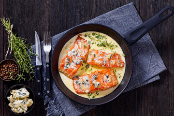 Canvas Print - salmon fillet with creamy blue mold cheese sauce