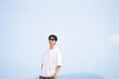 © 茂輝 田代 - 夏の空と男性モデル