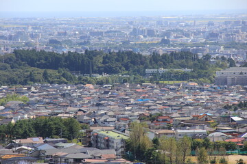 Poster - 手前は戸建て住宅街、奥はマンションなどの集合住宅が多い住宅地の風景