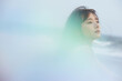 © K-Angle - 屋外で撮影をした若い女性のポートレート