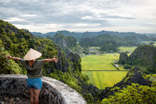 Mujer Viajera Disfrutando Vistas Panorámicas De Ninh Binh Desde Famoso Mirador Hang Mua