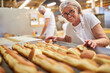 Bäckerin mit Erfahrung beim Backen von Berliner Pfannkuchen