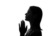 祈る女性の横顔のシルエット