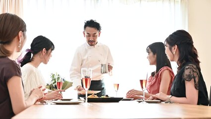 Poster - 家やレストランでの女子会の様子	