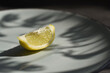 sliced lemon pokrojona cytryna leży na talerzu
