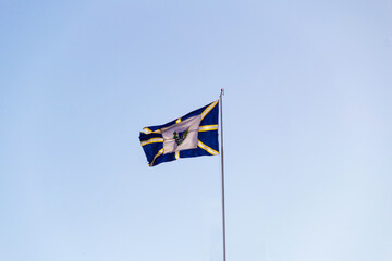 Bandeira da cidade de Anápolis balançando ao vento com céu claro ao fundo. Foto feita em Anápolis - Goiás.