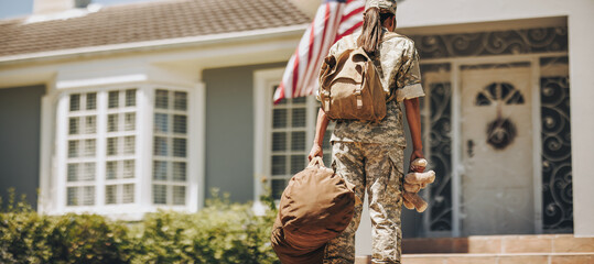 Poster - Back view of a military mom returning from the army