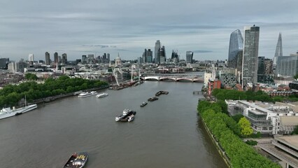 Poster - Dolly shot of boats and ferries on the Thames river in London on a cloudy day