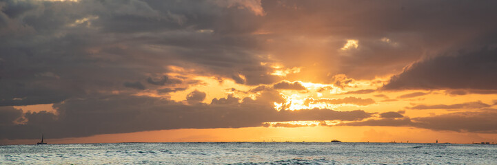 Wall Mural - Panoramic landscape of Waikiki Beach at sunset on Oahu, Honolulu, Hawaii.