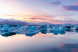 der unglaubliche Gletscher in Island der Jökulsárlón beim Sonnenuntergang ein wahres Naturwunder