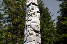 Totempfahl - Geschnitze Holzsäule Als Ausdruck Der Kultur Des Stammes Der Tlingit Indianer