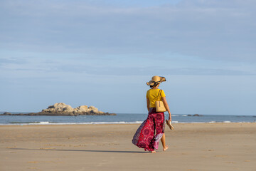 Poster - Woman walk on the sand beach