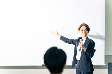 Poster - 登壇する女性と聴衆　セミナー　プレゼンテーション