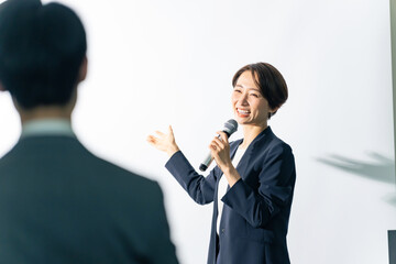 Poster - 登壇する女性と聴衆　セミナー　プレゼンテーション