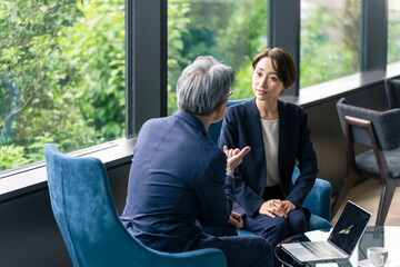 Poster - 会話するエグゼクティブ男性とキャリアウーマン